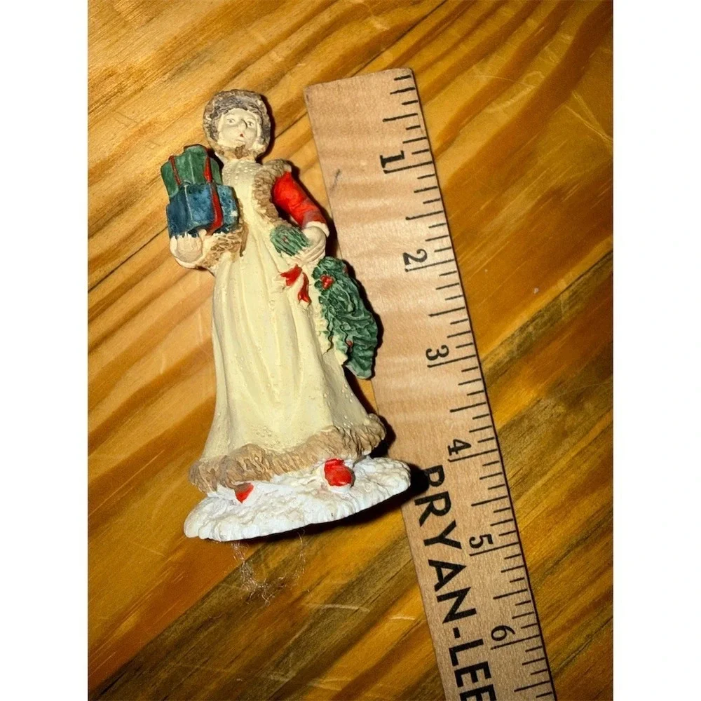 Kurt S.‎ Adler Christmas Village Victorian Lady Figurine Gifts Wreath 3.5in